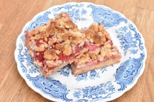 Jordbærsnitter - crumblesnitter med jordbær