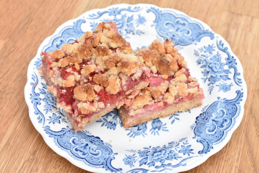 Jordbærsnitter - crumblesnitter med jordbær