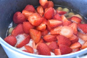 Rødgrød med fløde - opskrift på jordbær rabarbergrød