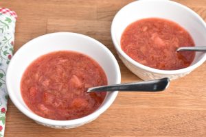 Rødgrød med fløde - opskrift på jordbær rabarbergrød