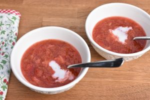 Rødgrød med fløde - opskrift på jordbær rabarbergrød