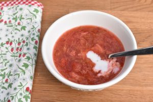 Rødgrød med fløde - opskrift på jordbær rabarbergrød