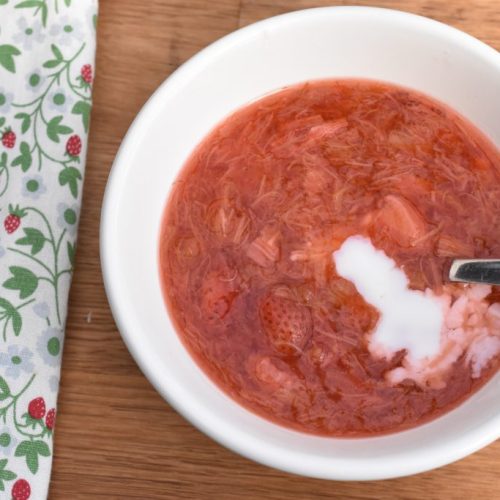 Rødgrød med fløde - opskrift på jordbær rabarbergrød