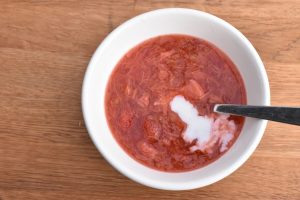 Rødgrød med fløde - opskrift på jordbær rabarbergrød