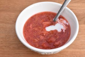 Rødgrød med fløde - opskrift på jordbær rabarbergrød