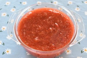 Rødgrød med fløde - opskrift på jordbær rabarbergrød