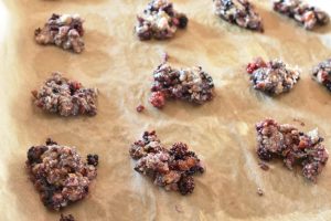 Cookies med brombær - sprøde brombærsmåkager