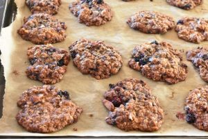Cookies med brombær - sprøde brombærsmåkager
