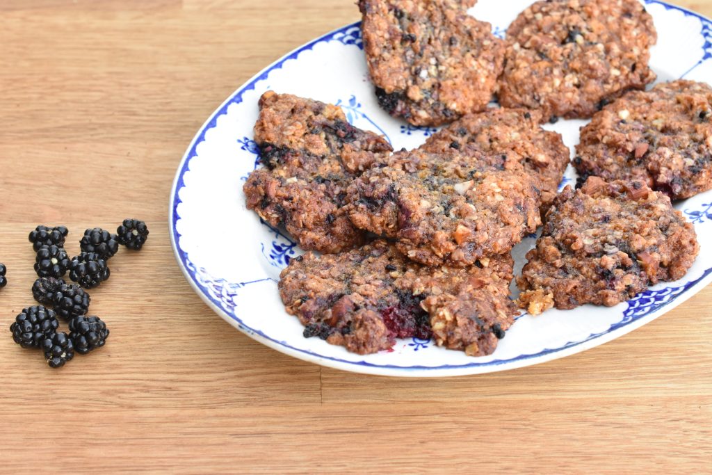 Cookies med brombær - sprøde brombærsmåkager