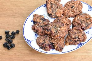 Cookies med brombær - sprøde brombærsmåkager