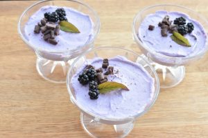 Brombær cheesecake i glas - nem opskrift