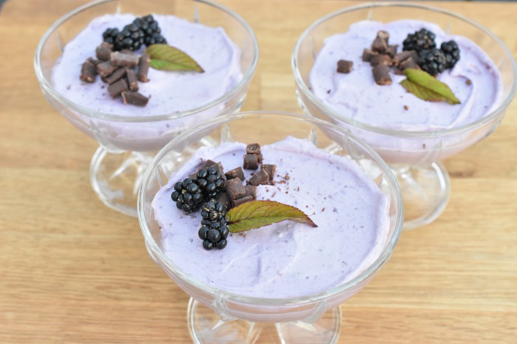Brombær cheesecake i glas - nem opskrift