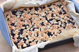 Brombærsnitter - opskrift på crumblesnitter med brombær