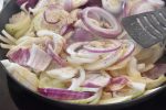 Tærte med kartoffelbund - løgtærte med knuste kartofler