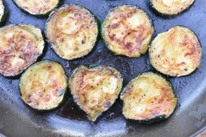 Stegt squash med olie og krydderier - opskrift