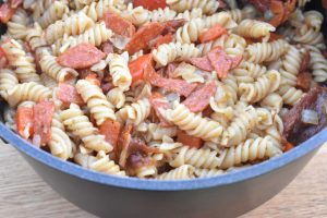 Pasta med pepperoni og soltørrede tomater - one pot pasta