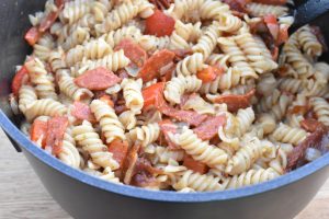 Pasta med pepperoni og soltørrede tomater - one pot pasta