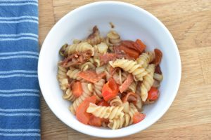 Pasta med pepperoni og soltørrede tomater - one pot pasta