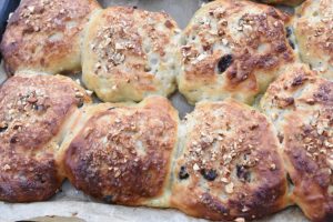 Nemme rosinboller med kærnemælk - æltefri opskrift