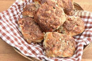 DSC_0354 • nogetiovnen.dk Efterårsboller med æble og kanel - rosinboller med æbler