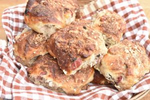 Efterårsboller med æble og kanel - rosinboller med æbler