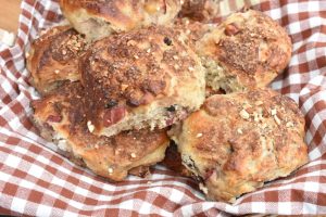 DSC_0356 • nogetiovnen.dk Efterårsboller med æble og kanel - rosinboller med æbler