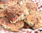 Efterårsboller med æble og kanel - rosinboller med æbler