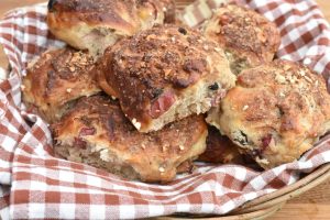 DSC_0358 • nogetiovnen.dk Efterårsboller med æble og kanel - rosinboller med æbler