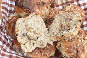 DSC_0359 • nogetiovnen.dk Efterårsboller med æble og kanel - rosinboller med æbler