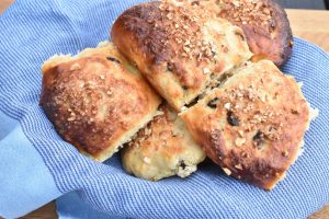 Nemme rosinboller med kærnemælk - æltefri opskrift