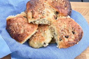 Nemme rosinboller med kærnemælk - æltefri opskrift