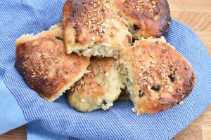 Nemme rosinboller med kærnemælk - æltefri opskrift