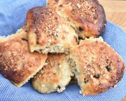 Nemme rosinboller med kærnemælk - æltefri opskrift