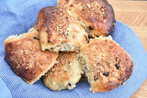 Nemme rosinboller med kærnemælk - æltefri opskrift