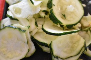 Pizza med squash, mozzarella og løg - nem opskrift