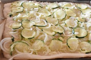 Pizza med squash, mozzarella og løg - nem opskrift