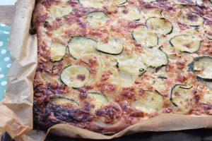 Pizza med squash, mozzarella og løg - nem opskrift