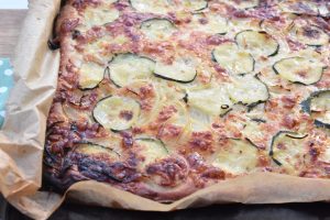 Pizza med squash, mozzarella og løg - nem opskrift
