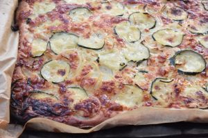 Pizza med squash, mozzarella og løg - nem opskrift