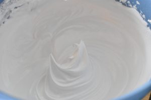 Mini pavlova med mynte og chokolade - nem opskrift