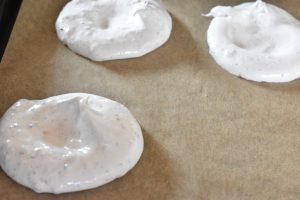 Mini pavlova med mynte og chokolade - nem opskrift