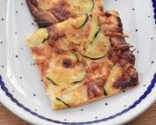 Pizza med squash, mozzarella og løg - nem opskrift