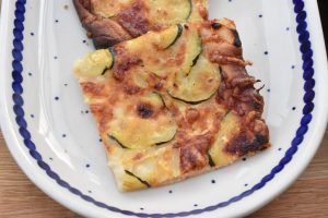 Pizza med squash, mozzarella og løg - nem opskrift