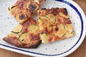 Pizza med squash, mozzarella og løg - nem opskrift