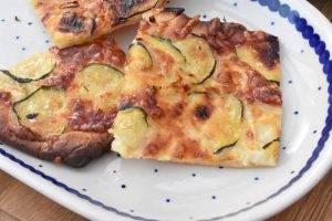 Pizza med squash, mozzarella og løg - nem opskrift