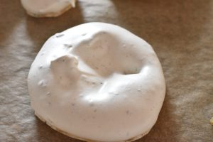 Mini pavlova med mynte og chokolade - nem opskrift