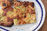 Pizza med squash, mozzarella og løg - nem opskrift