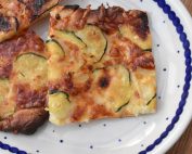 Pizza med squash, mozzarella og løg - nem opskrift