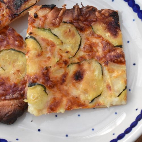 Pizza med squash, mozzarella og løg - nem opskrift