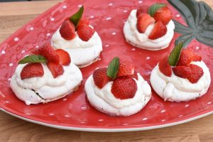 Mini pavlova med mynte og chokolade - nem opskrift